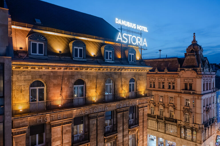 Astoria felirat